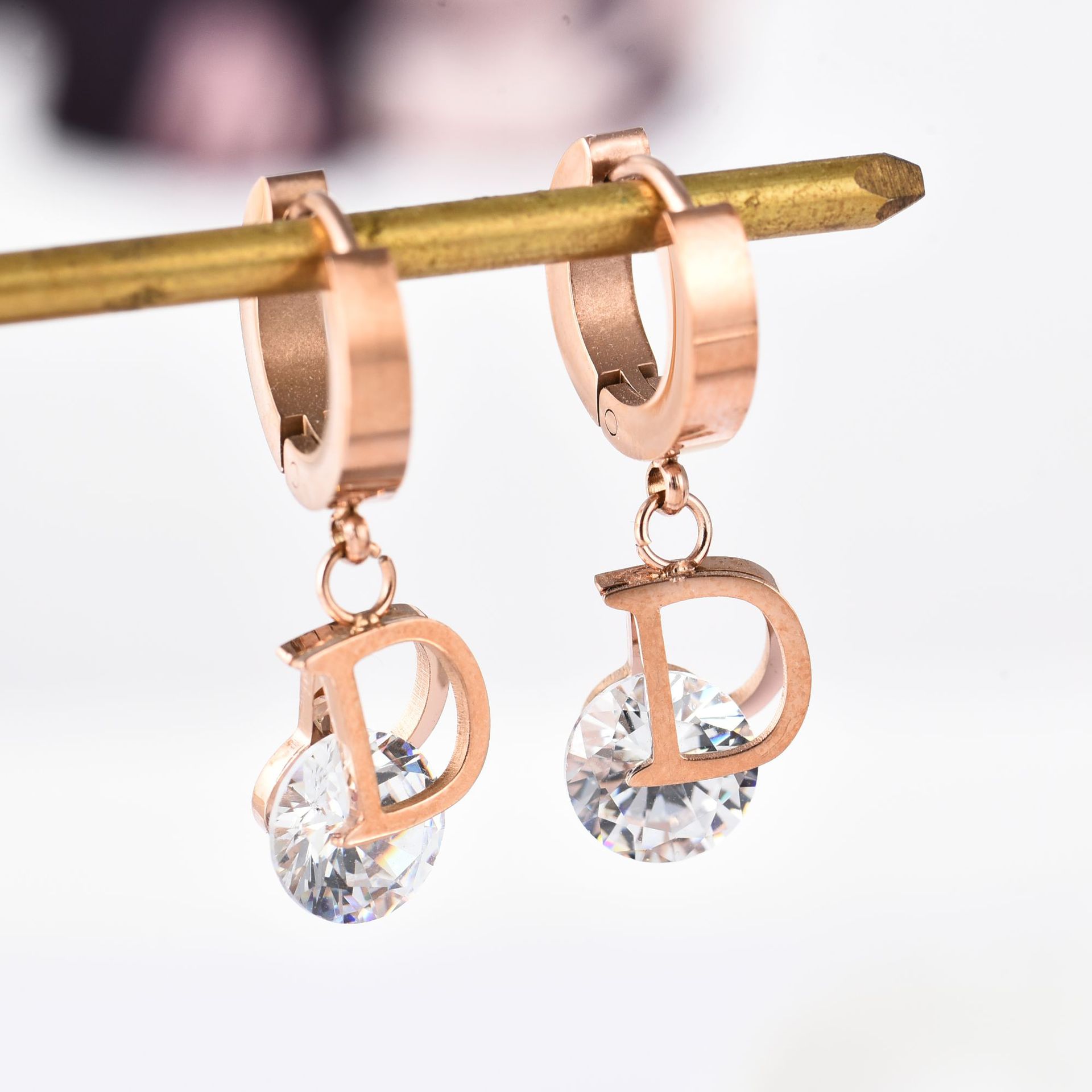 الأقراط الفاخرة حرف D الكريستا - مراجعة Vintage Fashion Jewelry Brands وسعره
