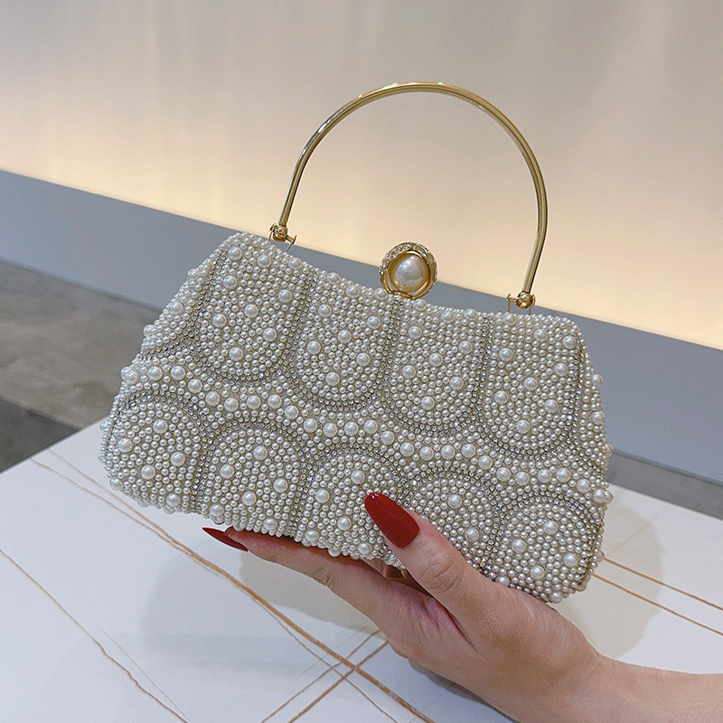 حقيبة كلاتش مطرزة باللؤلؤ العت - مراجعة Vintage Fashion Events وسعره